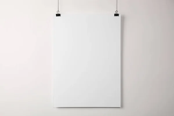 Λευκή Λευκή Λευκή Αφίσα Κρεμασμένη Κοντά Ανοιχτό Τοίχο — Φωτογραφία Αρχείου