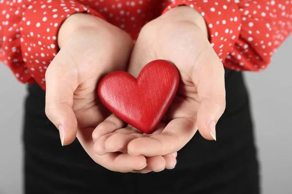 Mulher Segurando Coração Vermelho Fundo Cinza Close Feliz Dia Dos — Fotografia de Stock