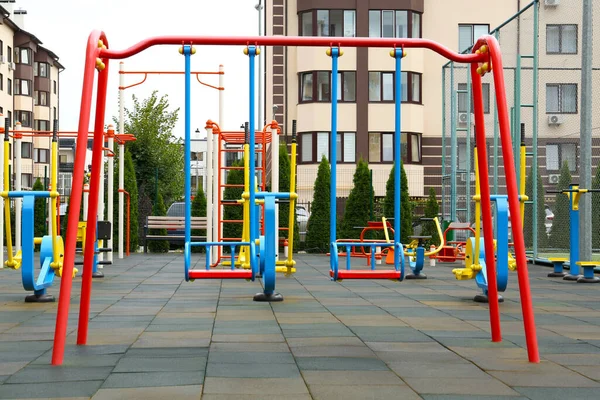Empty Outdoor Children Playground Swings Residential Area — Stock Photo, Image