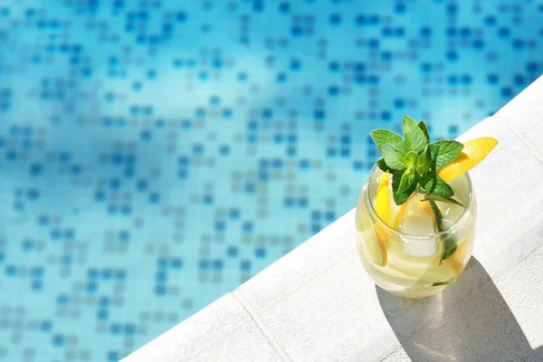 Refreshing Water Lemon Slices Mint Swimming Pool Space Text — Fotografia de Stock