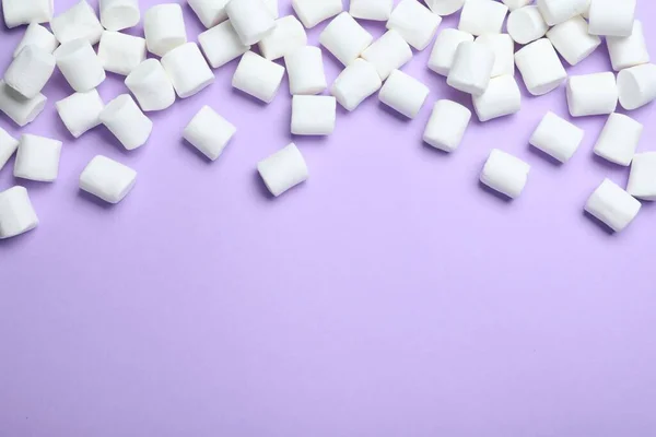 美味的蓬松棉花糖在紫丁香的背景 平坦的躺下 案文的篇幅 — 图库照片