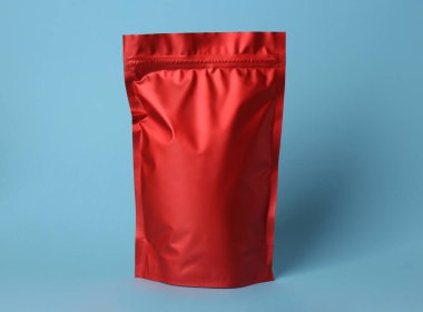 Açık mavi arkaplanda boş bir folyo paketi