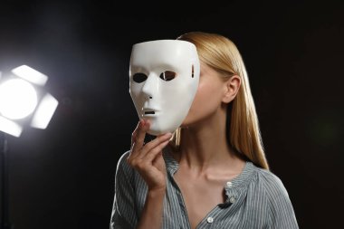 Tiyatroda maskeli profesyonel bir aktris.