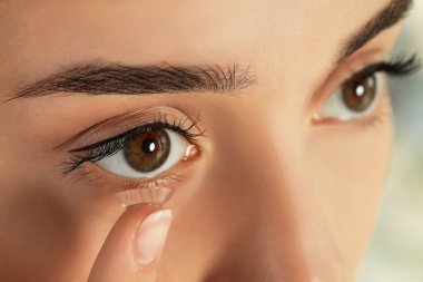Genç kadının gözüne closeup Kontakt lens koyarak