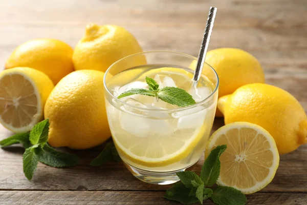 Természetes Limonádé Mentával Friss Gyümölcsökkel Asztalon Közelkép Nyári Frissítő Ital — Stock Fotó