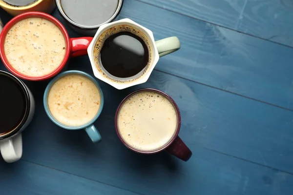 Many Cups Different Coffee Drinks Blue Wooden Table Flat Lay — Stock Photo, Image