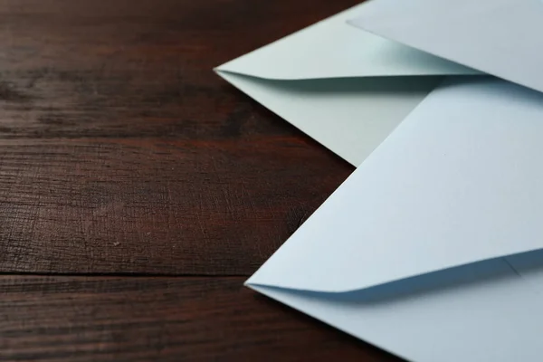 Envelopes Papel Branco Sobre Mesa Madeira Close Espaço Para Texto — Fotografia de Stock