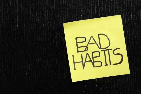 Paper Note Phrase Bad Habits Black Board Closeup Space Text — Fotografia de Stock