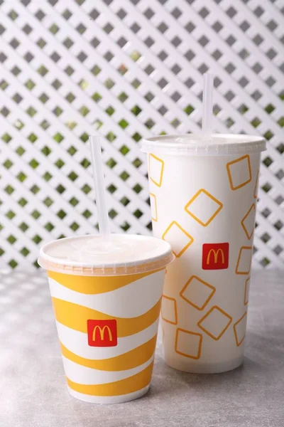 Mykolaiv Ukraine Août 2021 Boissons Froides Mcdonald Sur Table Grise — Photo