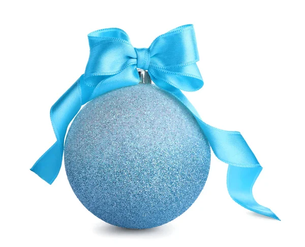 Mooie Lichtblauwe Kerstbal Met Lint Geïsoleerd Wit — Stockfoto