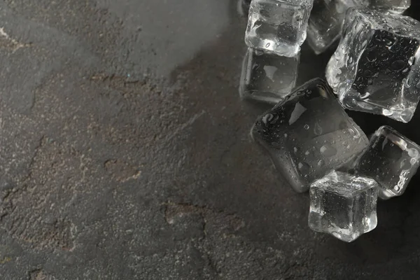 Crystal Clear Ice Cubes Water Drops Grey Table Flat Lay — Stockfoto