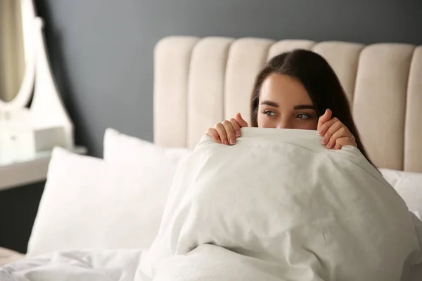 Mulher Bonita Envolto Com Cobertor Macio Relaxante Cama Casa — Fotografia de Stock