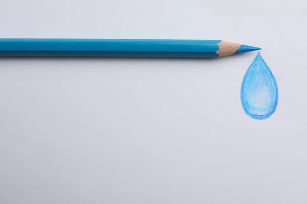 Rysunek Kropli Wody Jasnoniebieskiego Ołówka Białym Tle Widok Góry — Zdjęcie stockowe