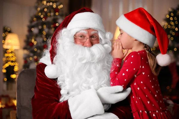 Holčička Šeptá Santa Clausovi Ucha Poblíž Vánočního Stromečku — Stock fotografie