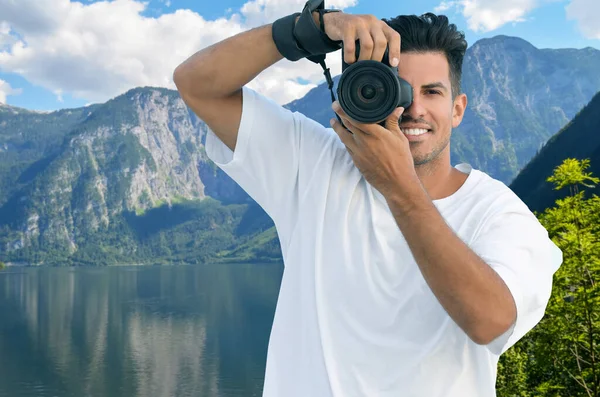 Photographer Holding Professional Camera Beautiful View Mountains Background — Fotografia de Stock