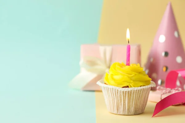 Lekkere Verjaardag Cupcake Met Kaars Geschenkdoos Feestmuts Kleurrijke Achtergrond Ruimte — Stockfoto