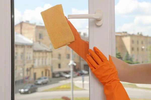 Wanita Muda Membersihkan Kaca Jendela Dengan Kain Rumah Closeup — Stok Foto
