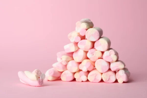 Pilha Marshmallows Saborosos Fundo Rosa — Fotografia de Stock