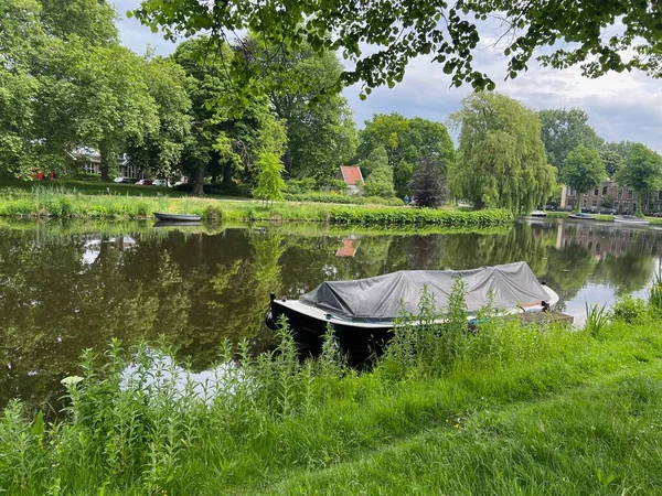 Gyönyörű Kilátás Város Csatorna Kikötõs Csónak Zöldövezetben — Stock Fotó
