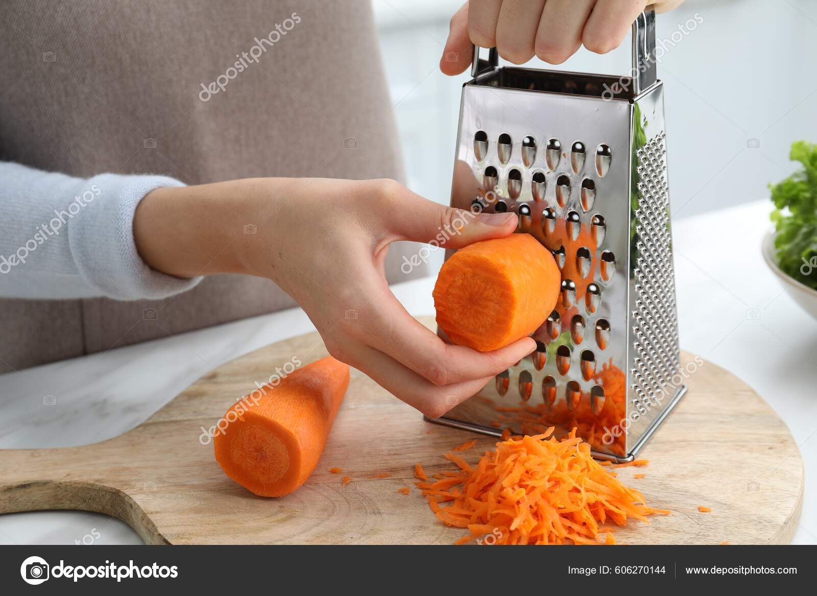 Femme Râper Du Fromage Frais Au Gros Plan De Table