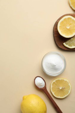 Bej arka planda kabartma tozu ve limon, düz yatak. Metin için boşluk