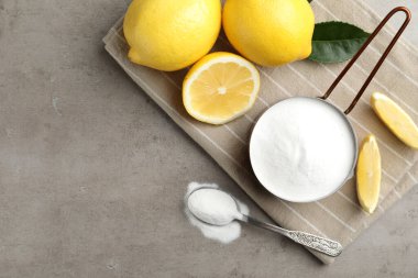 Kabartma tozu ve limonlar ışık masasında, düz yatıyordu.