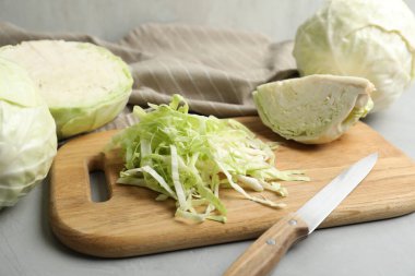 Gri masada taze doğranmış lahana, yakın plan.