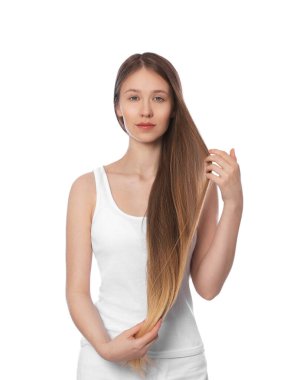 Beyaz arka planda güçlü sağlıklı saçları olan genç bir kız.