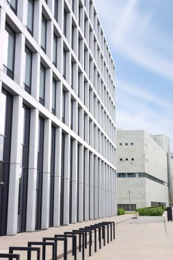 Şehir caddesindeki modern bina ve bisiklet standlarının güzel manzarası