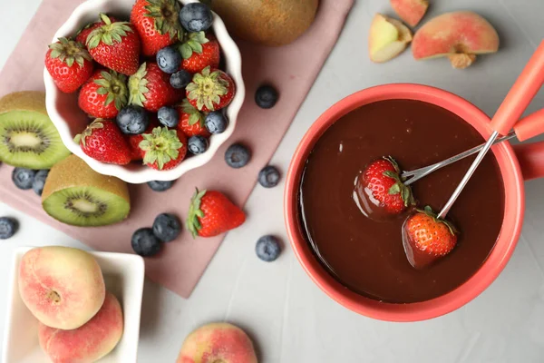 Aardbeien Dompelen Fonduepot Met Chocolade Grijze Tafel Bovenaanzicht — Stockfoto
