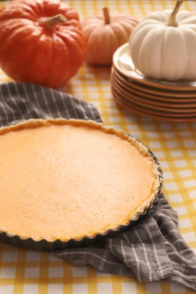 Delicious Homemade Pumpkin Pie Baking Dish Table — Stok fotoğraf