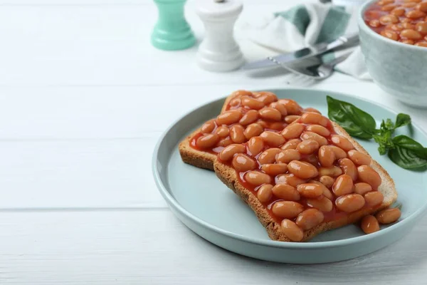 Torradas Com Deliciosos Feijões Enlatados Mesa Madeira Branca Espaço Para — Fotografia de Stock