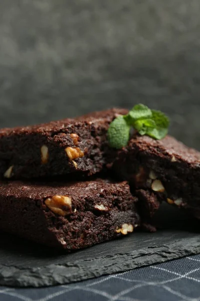 Νόστιμα Σοκολατένια Brownies Ξηρούς Καρπούς Και Φρέσκο Δυόσμο Πλάκα Από — Φωτογραφία Αρχείου
