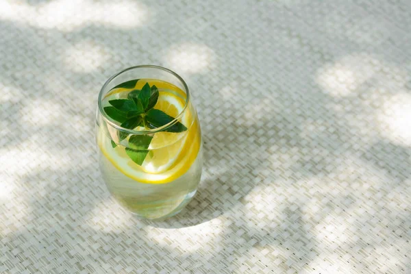 Refreshing Water Lemon Mint Wicker Mat Space Text — стоковое фото