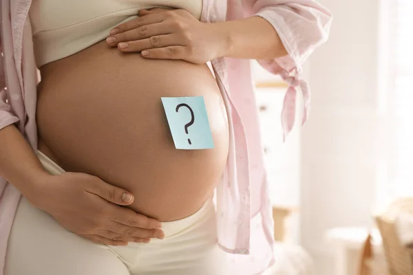 Zwangere Vrouw Met Plakkerig Briefje Buik Binnen Close Naam Van — Stockfoto