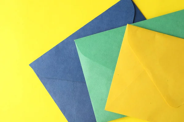 Sarı Arkaplanda Renkli Zarflar Üst Görünüm — Stok fotoğraf