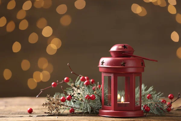 Lantaarn Kerstdecor Houten Tafel Tegen Wazig Feestelijk Licht Ruimte Voor — Stockfoto