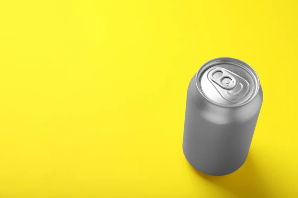 Kan Energie Drinken Gele Achtergrond Ruimte Voor Tekst — Stockfoto