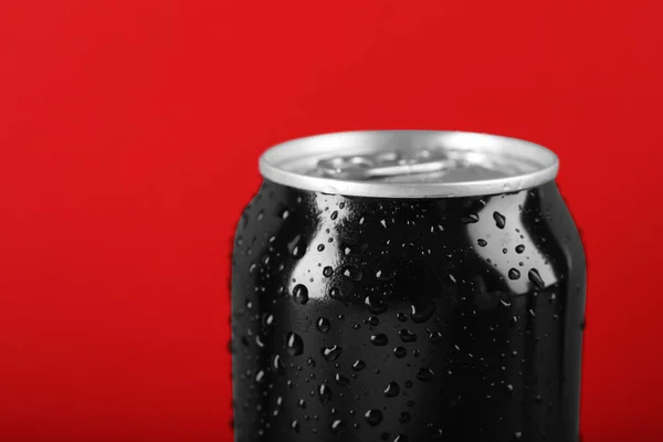 Zwart Blikje Energiedrank Met Waterdruppels Rode Achtergrond Close — Stockfoto