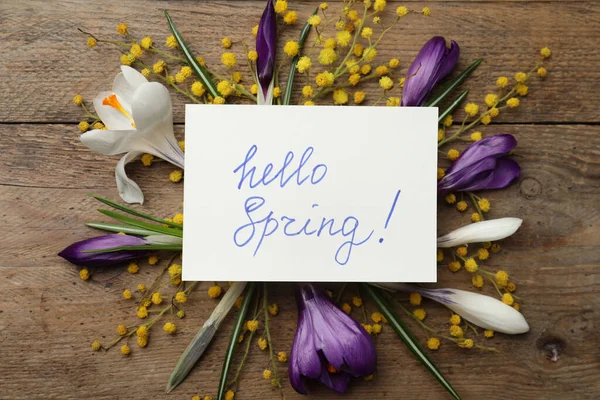 Карточка Словами Hello Spring Свежие Цветы Деревянном Столе Плоский Уголок — стоковое фото