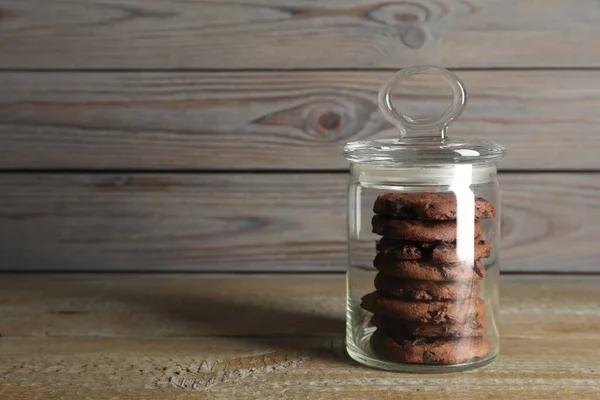 Deliciosos Biscoitos Chocolate Frasco Vidro Mesa Madeira Espaço Para Texto — Fotografia de Stock