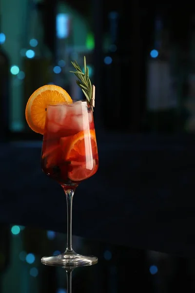 Délicieux Cocktail Sangria Sur Table Noire Bar — Photo