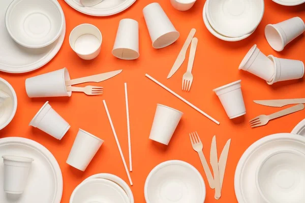 Disposable Tableware Orange Background Flat Lay — Stockfoto