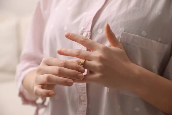 Женщина Снимает Обручальное Кольцо Помещении Крупным Планом Концепция Развода — стоковое фото