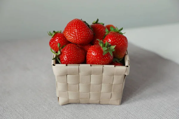 Fresh Juicy Strawberries Wicker Basket Table Closeup — Zdjęcie stockowe