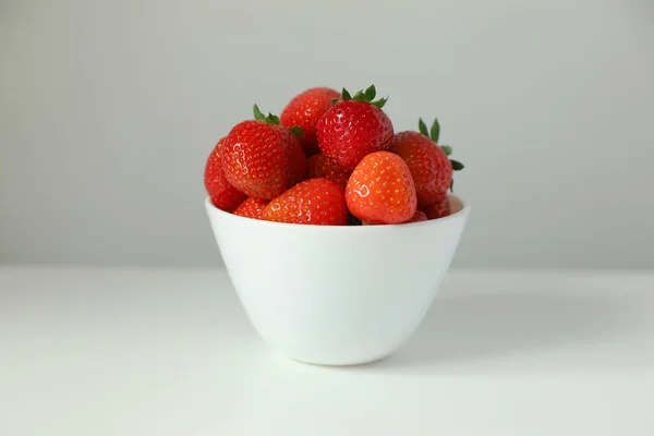 Fresh Juicy Strawberries Bowl White Table — Zdjęcie stockowe