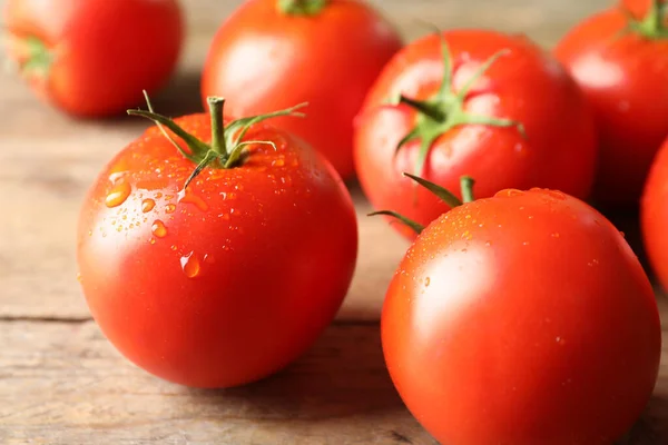 Pomodori Freschi Maturi Sul Tavolo Legno Primo Piano — Foto Stock