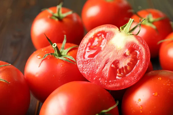 Tomates Maduros Frescos Sobre Mesa Madera Primer Plano —  Fotos de Stock