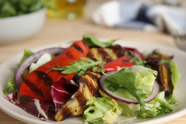 Delicious Salad Roasted Eggplant Arugula Plate Closeup — Foto Stock