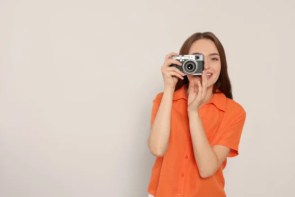 Young Woman Camera Taking Photo White Background Space Text Interesting — Fotografia de Stock